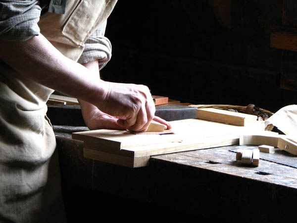 Ofrecemos un servicio de <strong>carpinterÃ­a  de madera y ebanisterÃ­a en Cabezuela del Valle</strong> adaptado a las necesidades del <strong>cliente</strong>.